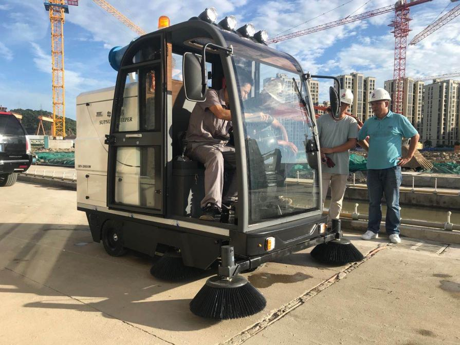 嘉善龙海市电动清扫车：现代城市清洁的新解决方案